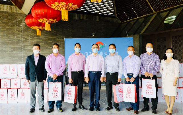 陈晓东大使向旅南侨界赠送“春节包”