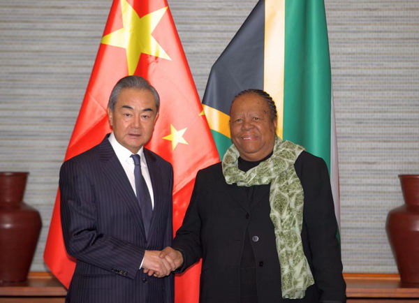 王毅同南非外长潘多尔会谈