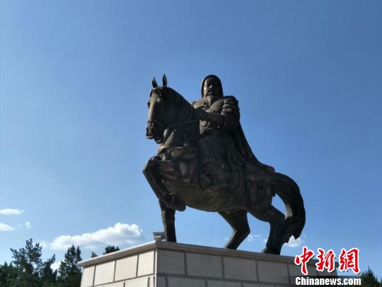 图为成吉思汗陵前的成吉思汗雕塑 乌娅娜 摄 图为成吉思汗陵前的成吉思汗雕塑 乌娅娜 摄