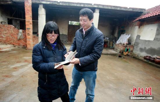 2015年2月22日，大年初四。湖北钟祥市石牌镇横店村余秀华家的院子里不时会走进一位位上门看望她的各地读者。来自广州的个体老板先生便是其中一位，春节期间他和全家人从广州驱车一千多公里回到石首后当日专程赶来与偶像见面。<a target='_blank'  data-cke-saved-href='http://www.chinanews.com/' href='http://www.chinanews.com/'>中新社</a>发 成果 摄 图片来源：CNSPHOTO