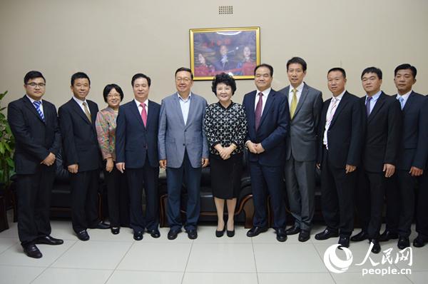 裘援平主任、田学军大使、乔杰参赞、阮平总领事等与南部非洲中华福建同乡总会主要干部合影。 人民网 刘畅 摄