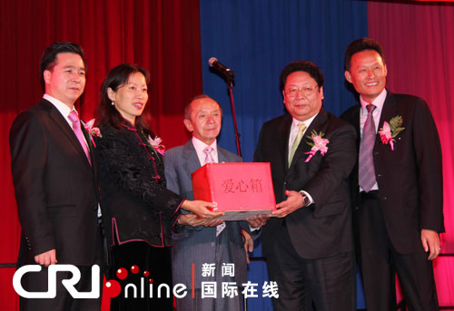 中国驻约翰内斯堡总领事李江宁(右二)、中国驻南非大使馆陆青江参赞(左二)将晚会嘉宾捐款赠予康宁老人院。人民网驻南非记者 裴广江摄