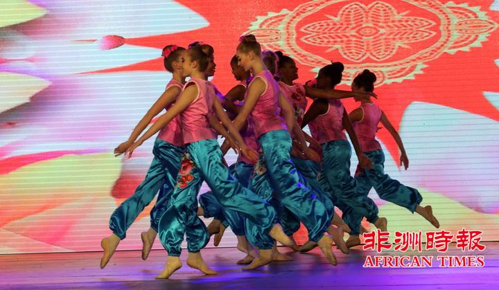 南非国家艺术学校的学生表演自编自演的舞蹈《步步高》