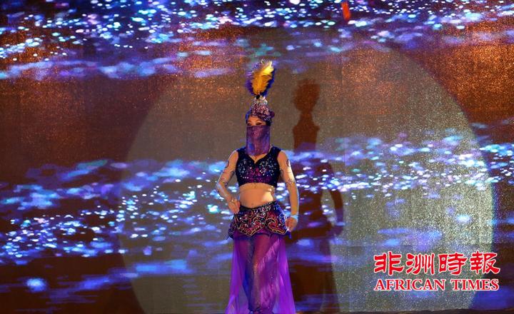 著名魔术师沈娟表演的魔术《天女散花》