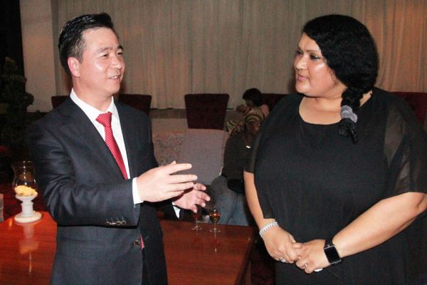 杨天峙同教育厅副厅长交流。摄影 王磊