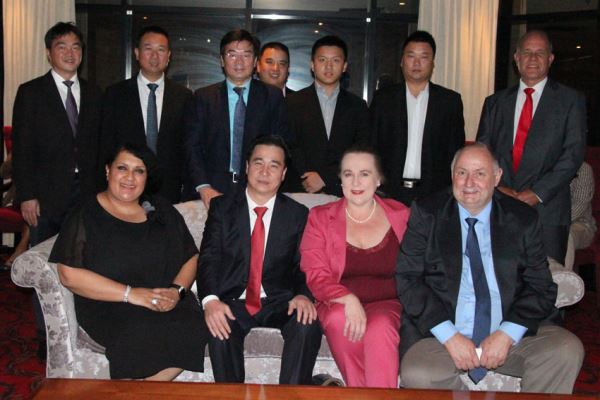 现场嘉宾合影留念。前排左二是南部非洲中华福建同乡总会会长杨天峙，右一是南非国家艺术学校校长Gary-Natali，右二是常务校长Brenda-Sakellarides，左一是南非豪等教育厅副厅长Alison-Bengtson。