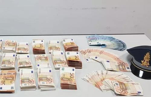 中国侨网今年以来卡塔尼亚机场已查获“闯关”现金52万欧元,违规旅客七成为华人。(欧洲时报网)