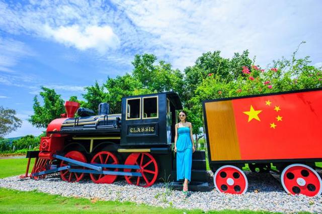 三亚,每天都是不一样的风景,展现我们性感的身子