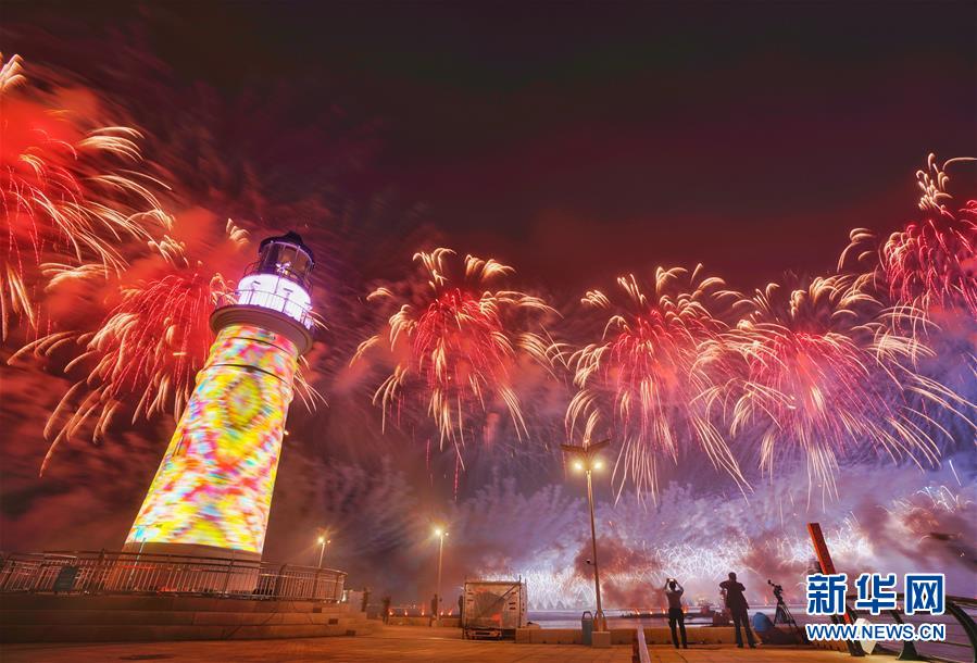 （上合青岛峰会·XHDW）（3）灯光焰火艺术表演在青岛举行