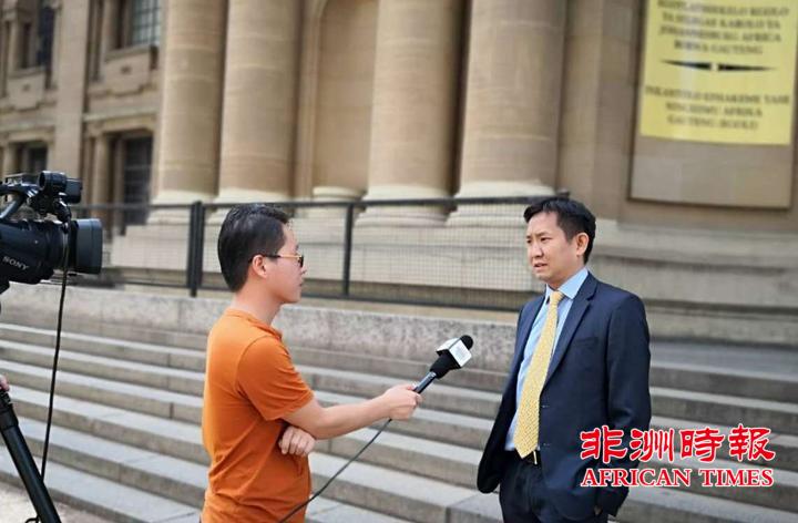 南非的华人侨胞们团结起来对种族歧视说不！