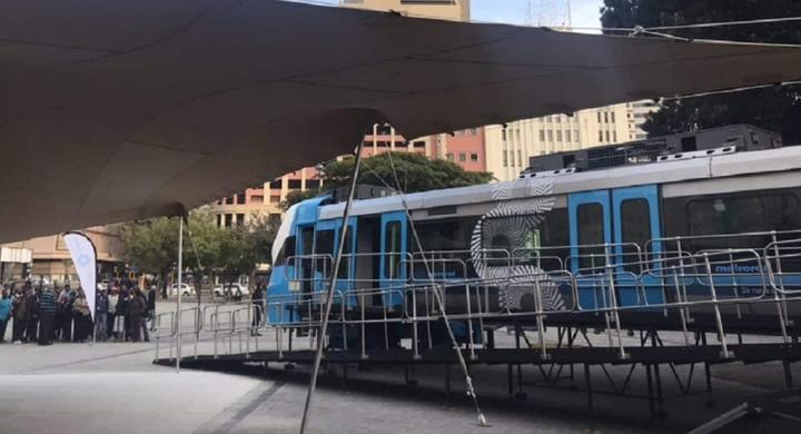 开普敦迎来新火车 南非总统亲自前往试车