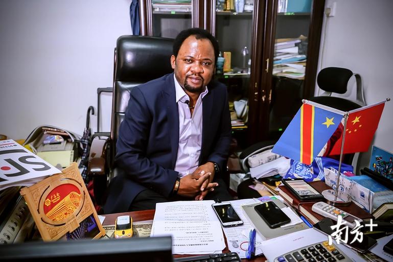 来自刚果（金）的飞利已经在广州打拼16年。