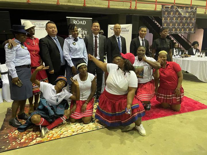 自由州福建同乡会向当地学校捐赠一批学生用品