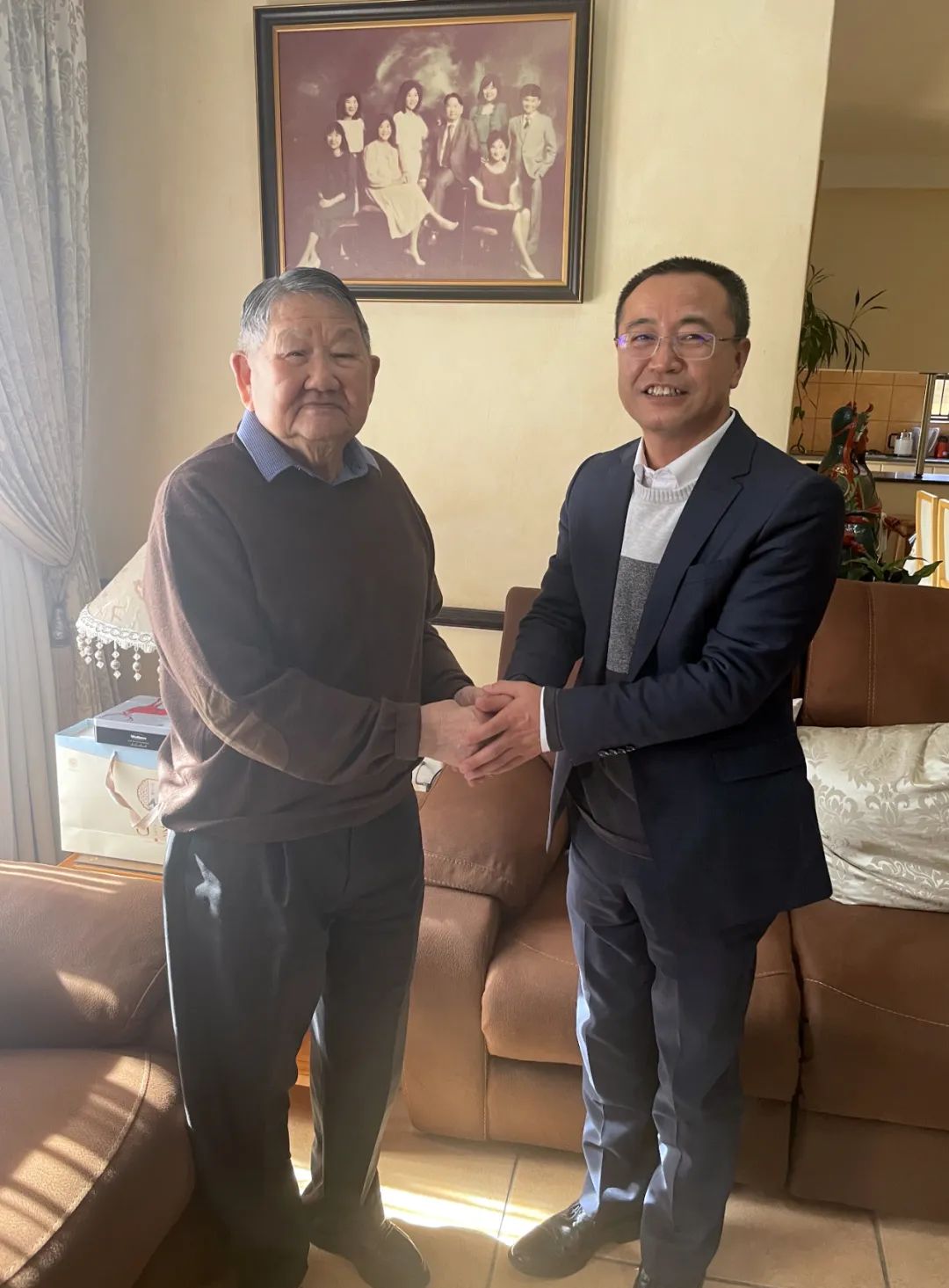 驻约堡总领馆周育江副总领事看望爱国侨领李铿发