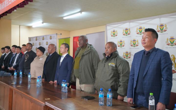 自由州福建同乡会向贫困社区捐赠70万兰特物资