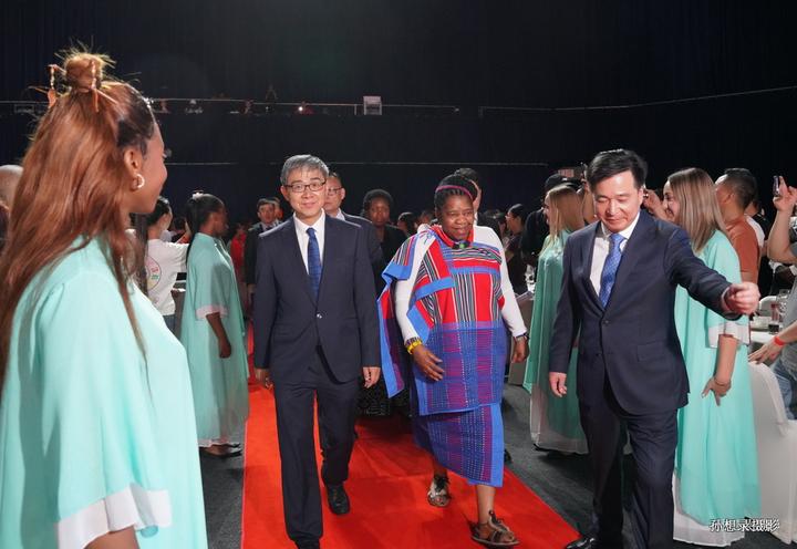 庆祝中南建交25周年文艺晚会嘉宾入场