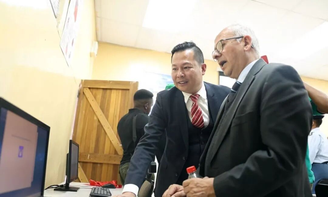 南非警察代理部长出席自由州福建同乡会捐建的计算机教室启用剪彩仪式