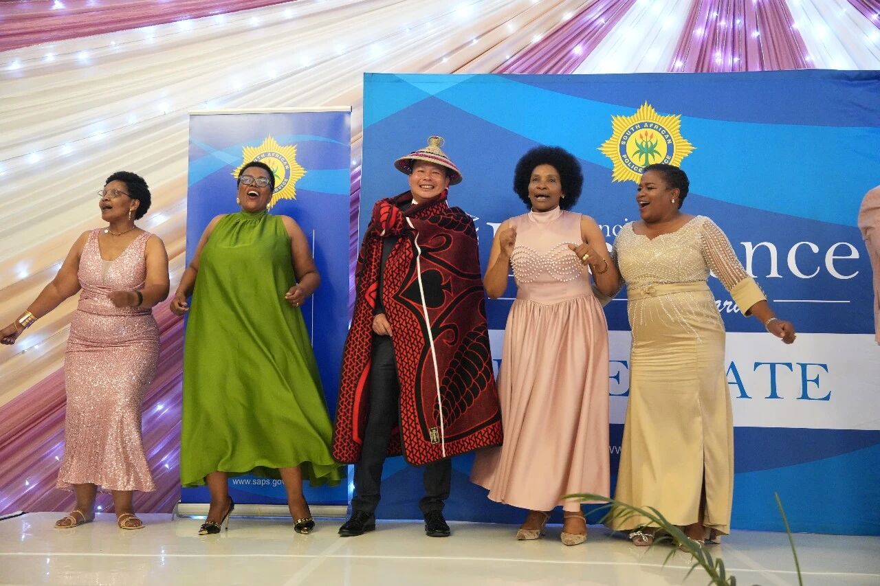 南部非洲中华福建同乡总会出席自由州省优秀警员表彰大会获文化厚礼